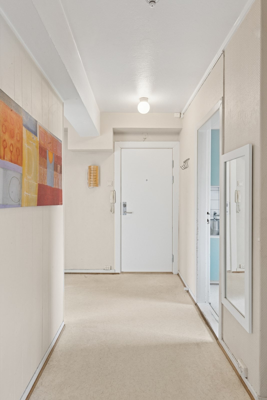 Leiligheten har en romslig entré med dørcalling. Galleribilde
