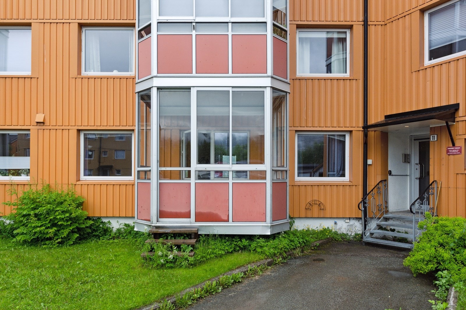 Stjerneveien 11 er en 4-roms andelsleilighet på 72 kvm (internt bruksareal) i et bygg fra 1954. Galleribilde