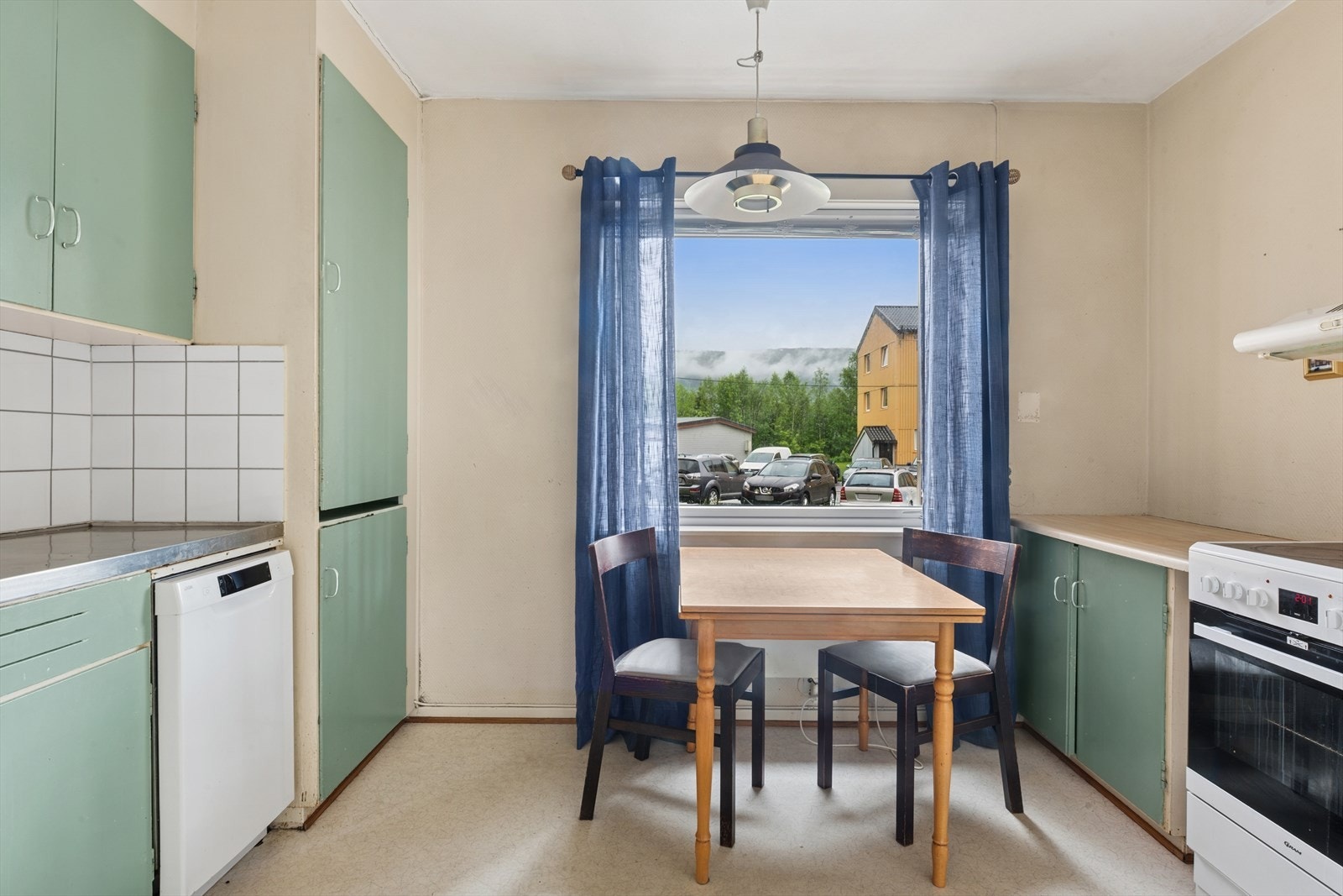 Adskilt kjøkkenløsning med plass til spisebord ved vindu. Galleribilde