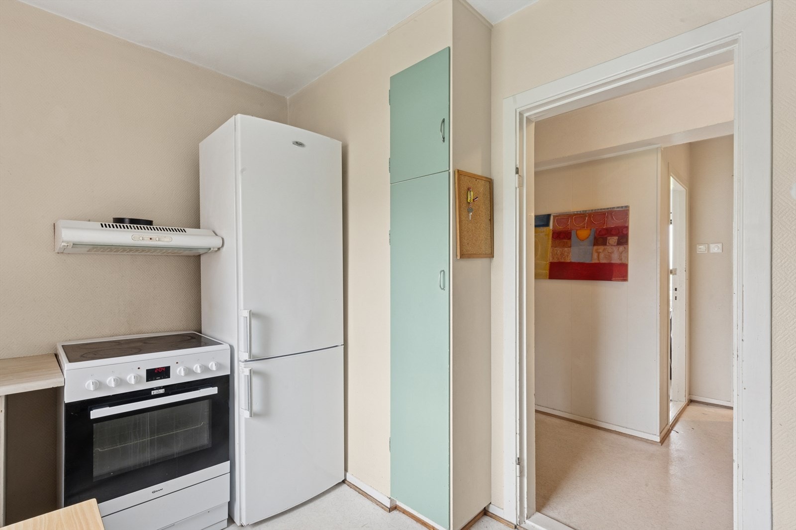 Det er avsatt plass til frittstående hvitevarer som kjøleskap, oppvaskmaskin og komfyr. Galleribilde