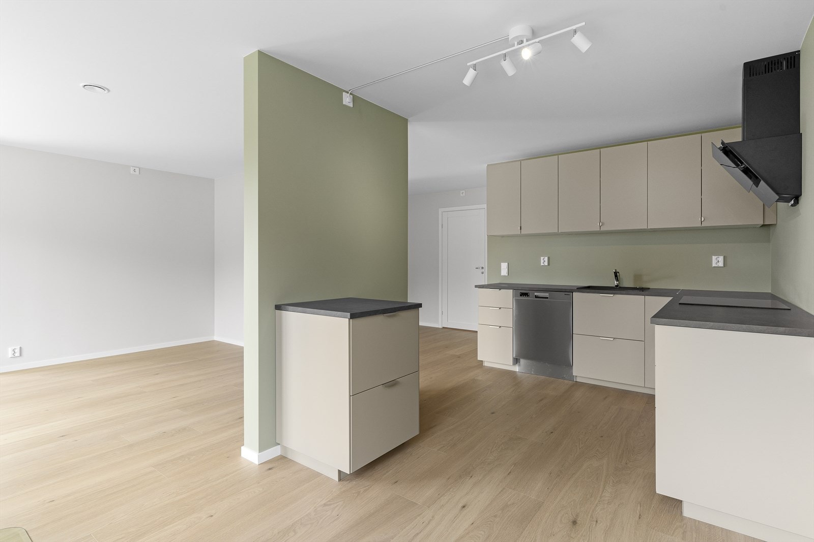 Kjøkkenet har god plass til oppbevaring i benke - og overskap. Galleribilde