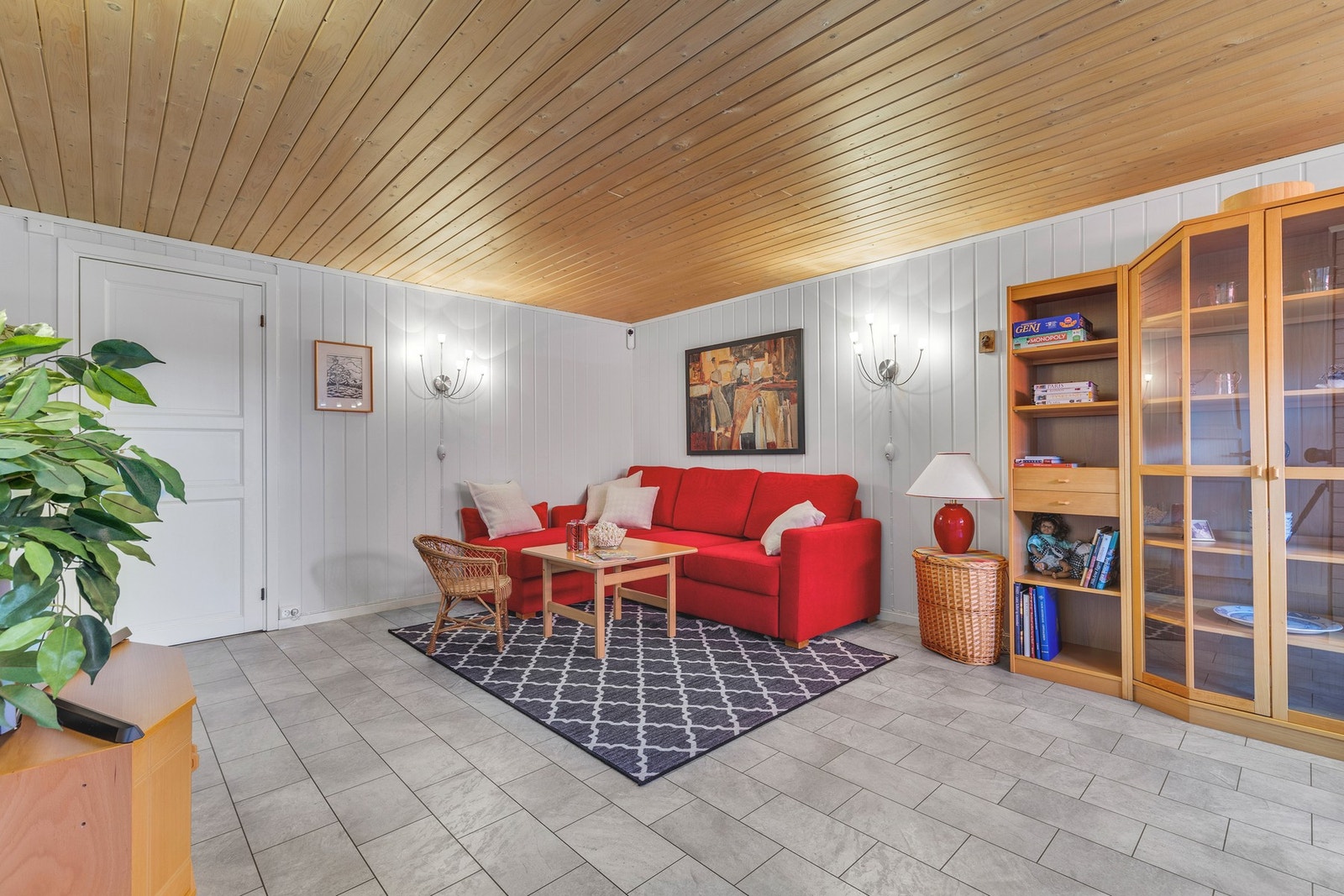 I kjelleren er det rikelig med boder, hele 4 stk, samt et kott og vaskekjeller. Totalt bodareal i kjelleren er på 37,2 m² Galleribilde