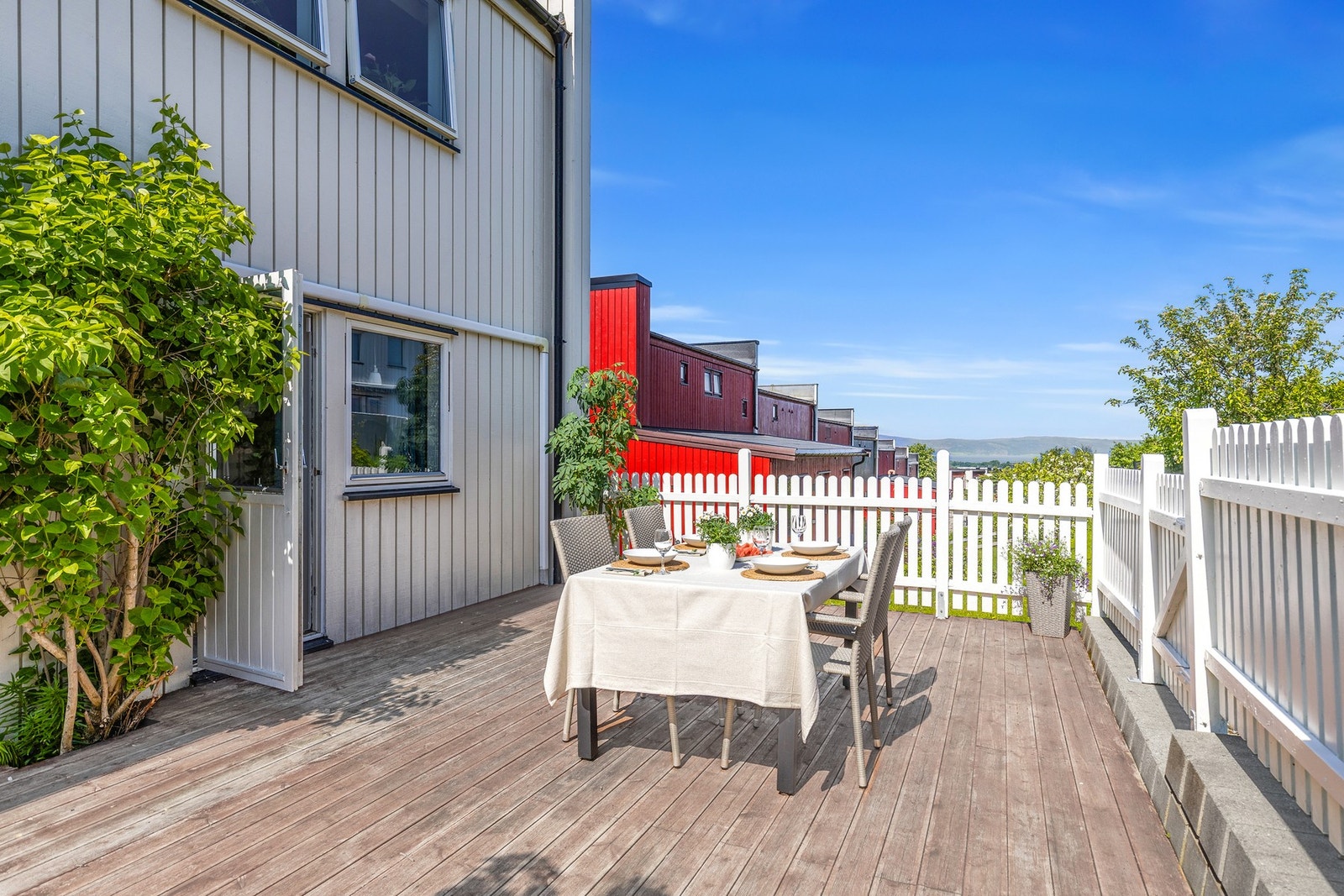 Fine uteplasser på begge sider av huset, her på baksiden Galleribilde