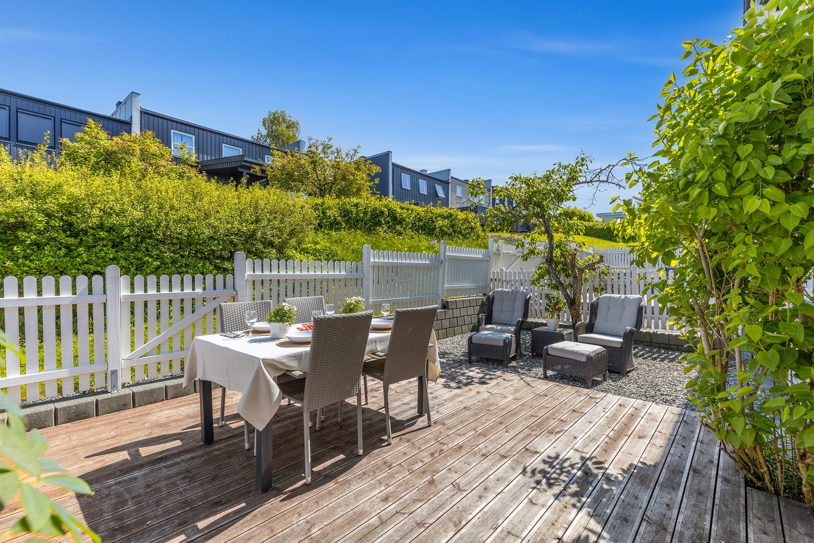 På baksiden er det en stor terrasse på 22,9 m² Galleribilde