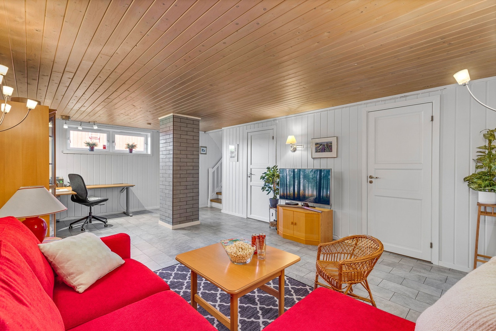 Rom innredet som kjellerstue er på 35,4 m². Rommet er ikke godkjent for varig opphold. Se mer om dette i komplett salgsoppgave. Galleribilde