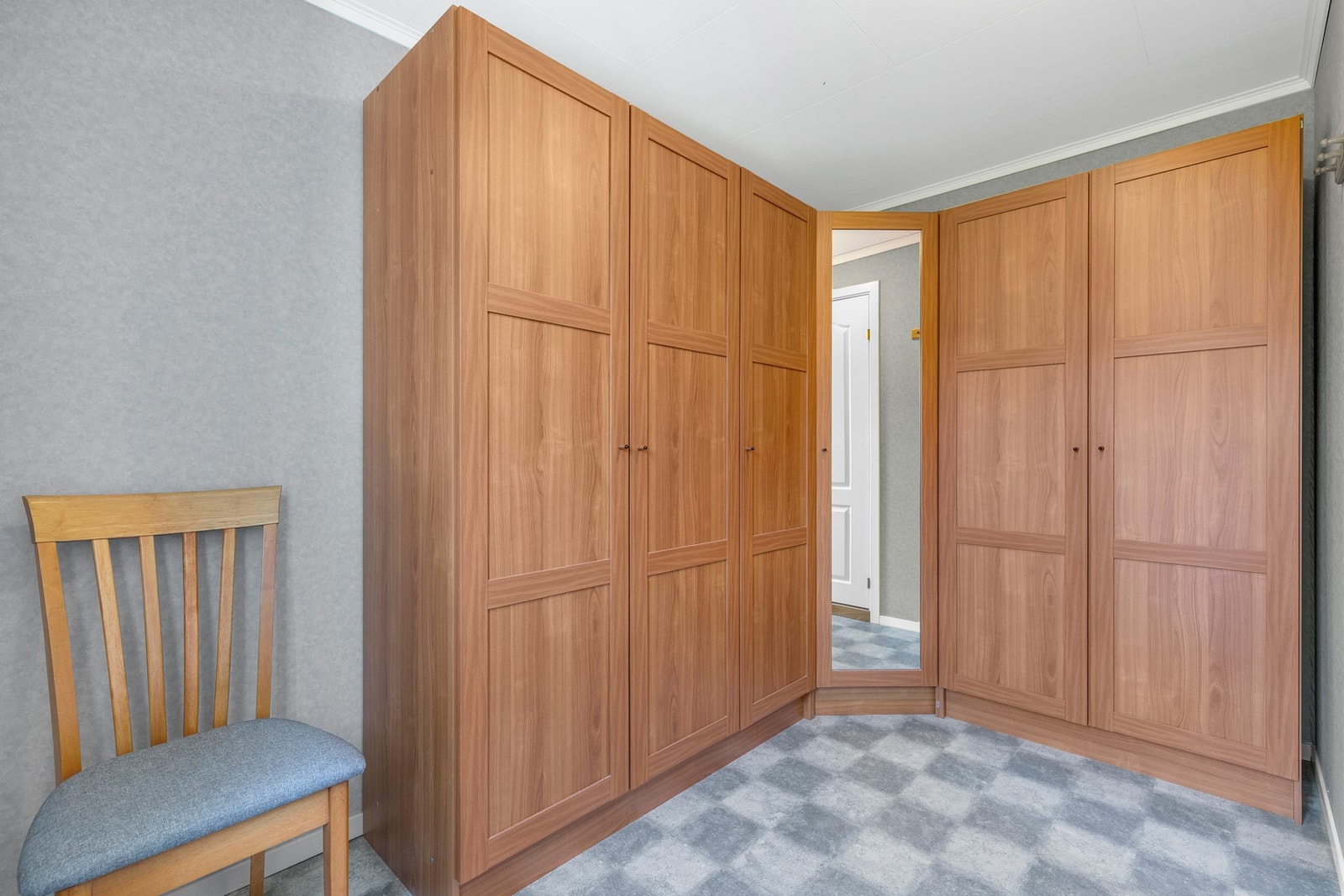 Walk-in-closet ved hovedbadet er på 6,3 m² Galleribilde