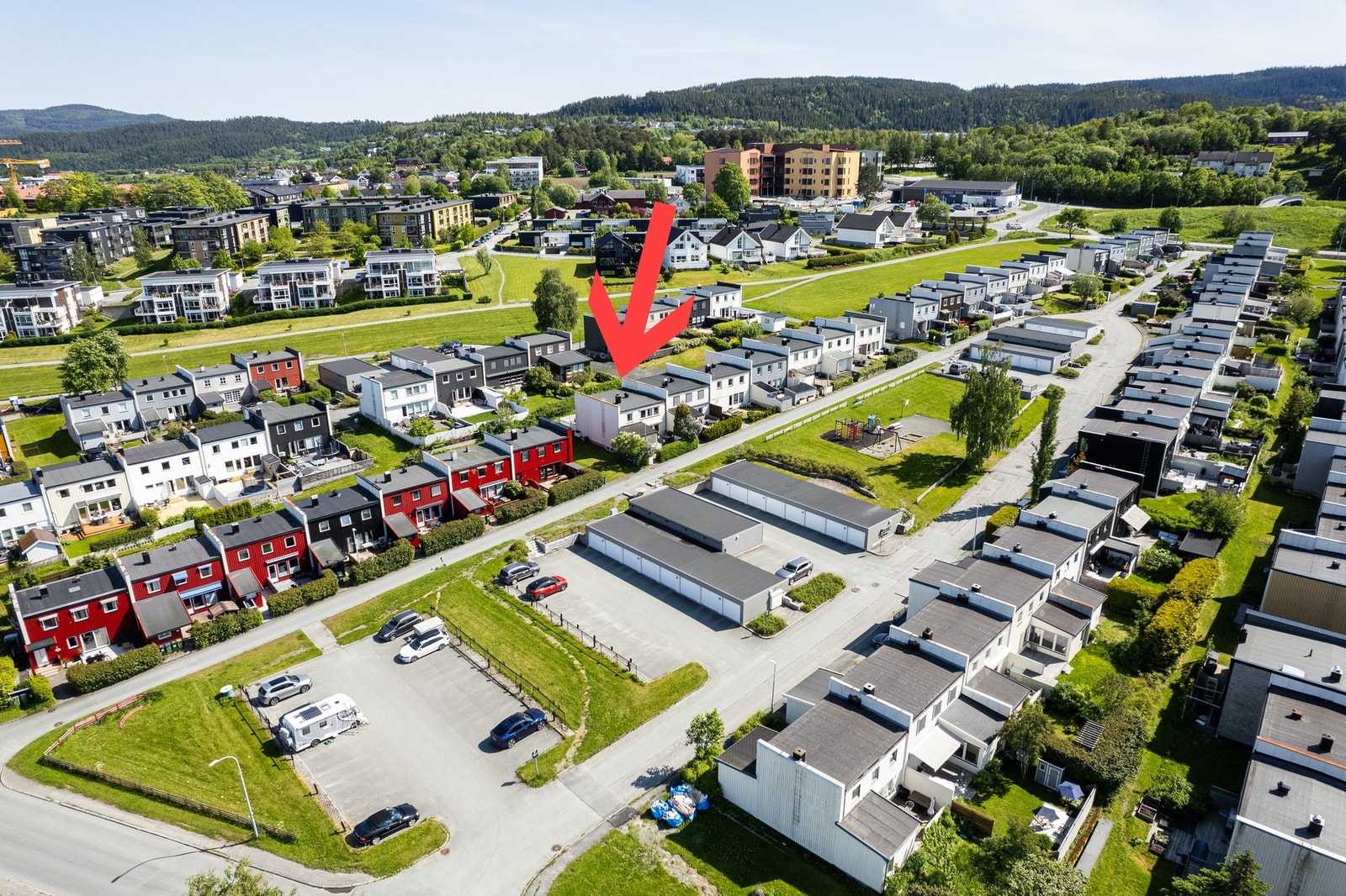 Det medfølger garasje i felles rekke, samt at det er mulig å leie p-plass på huseierlagets felles tomt Galleribilde
