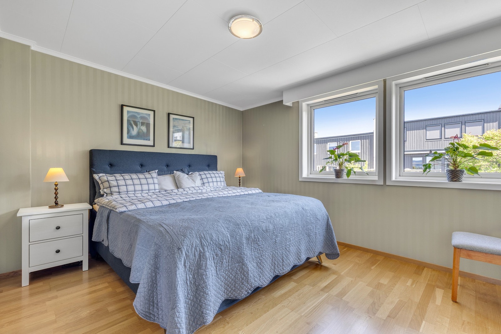 Hovedsoverommet er på 12,2 m² og er tilknyttet eget bad og walk-in-closet/bod Galleribilde
