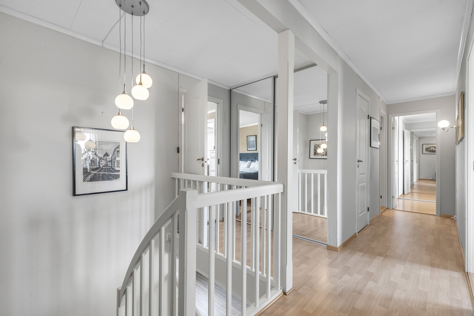 Oppe i 2. etasje finner du 2 bad, toalettrom og 4 soverom. Gangen er på 13,1 m² Galleribilde