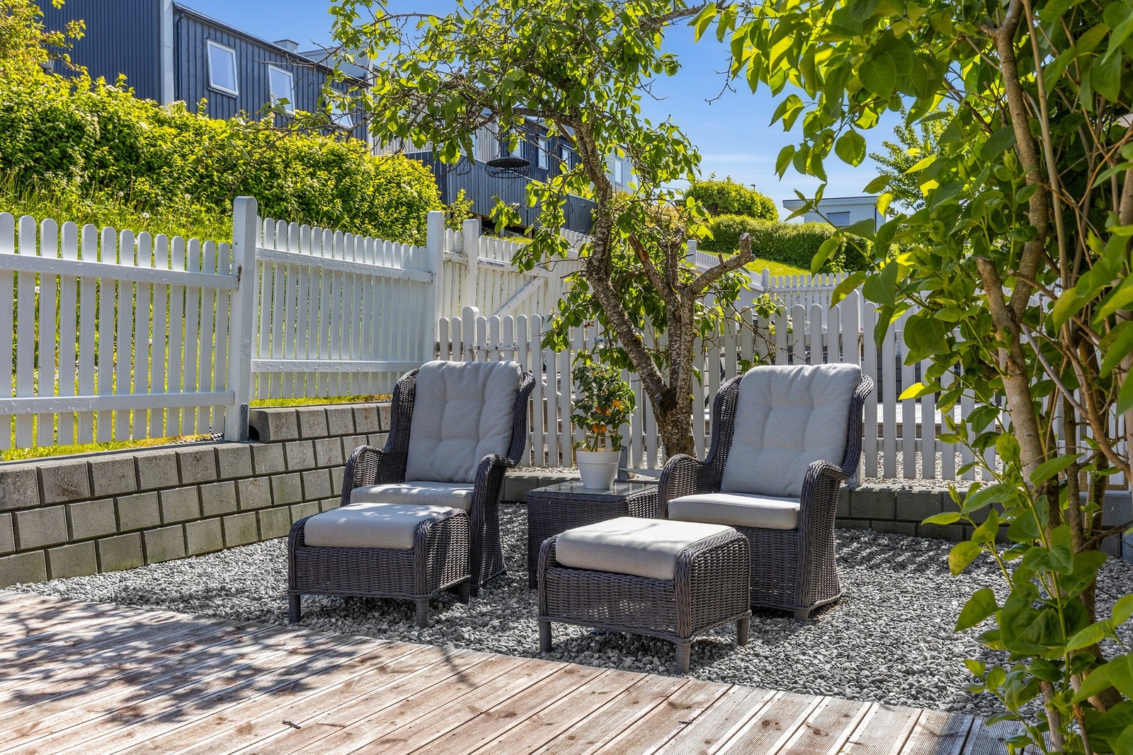 På baksiden er det en stor terrasse på 22,9 m² Her har du sol fra morgen og til ca. ettermiddagtid Galleribilde