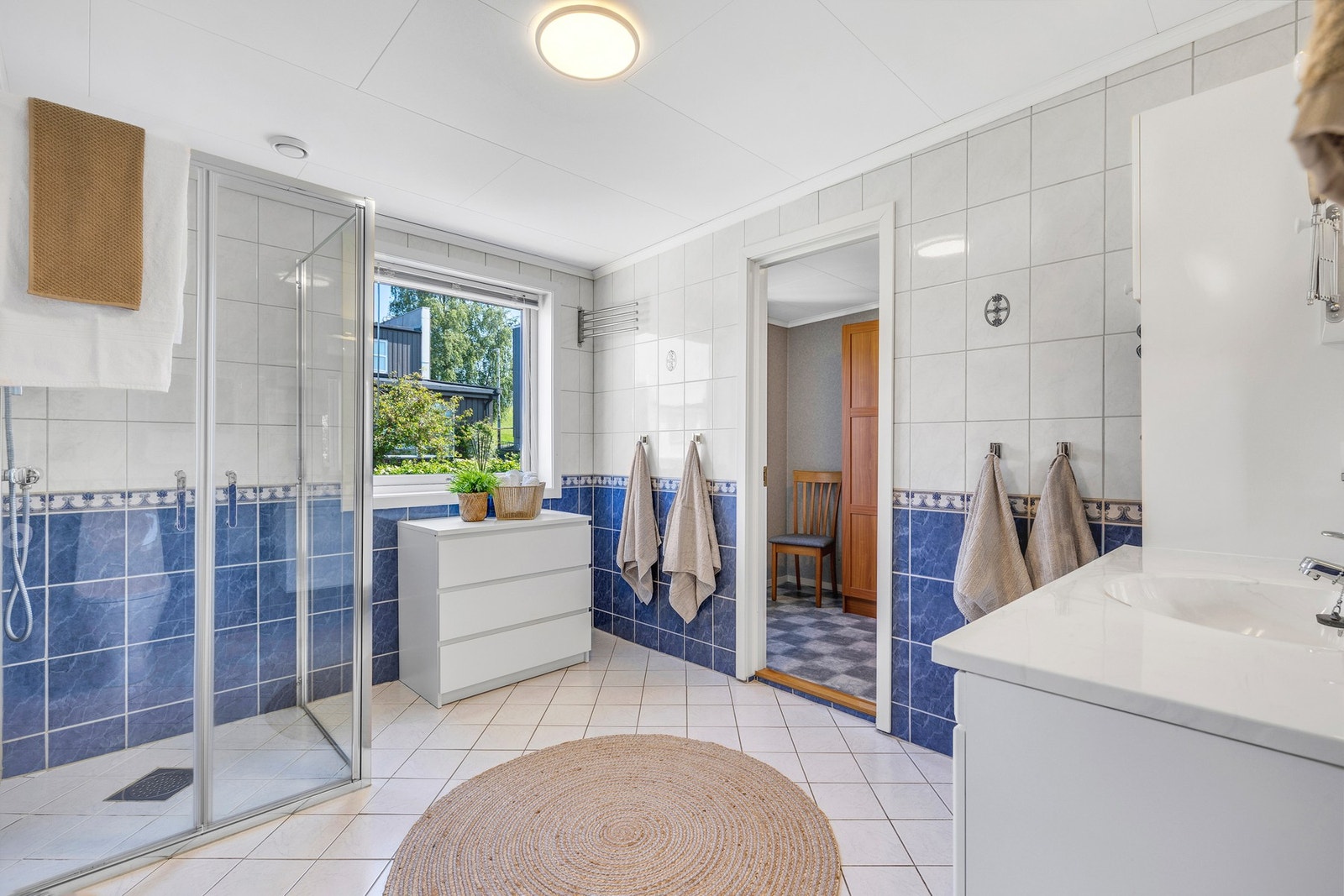 Hovedbadet er fra 2000 og er flislagt med gulvvarme Galleribilde