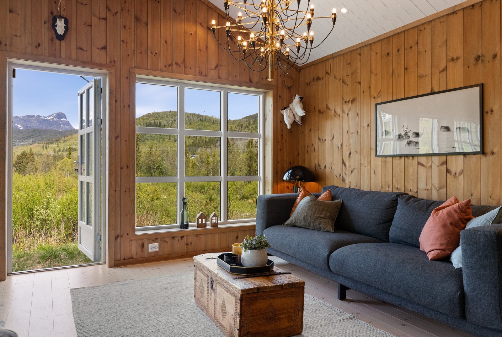 Stuen ble bygget med ekstra takhøyde og vindu, noe som gir god romfølelse og lysforhold - ikke minst bringer det naturen inn i rommet Galleribilde