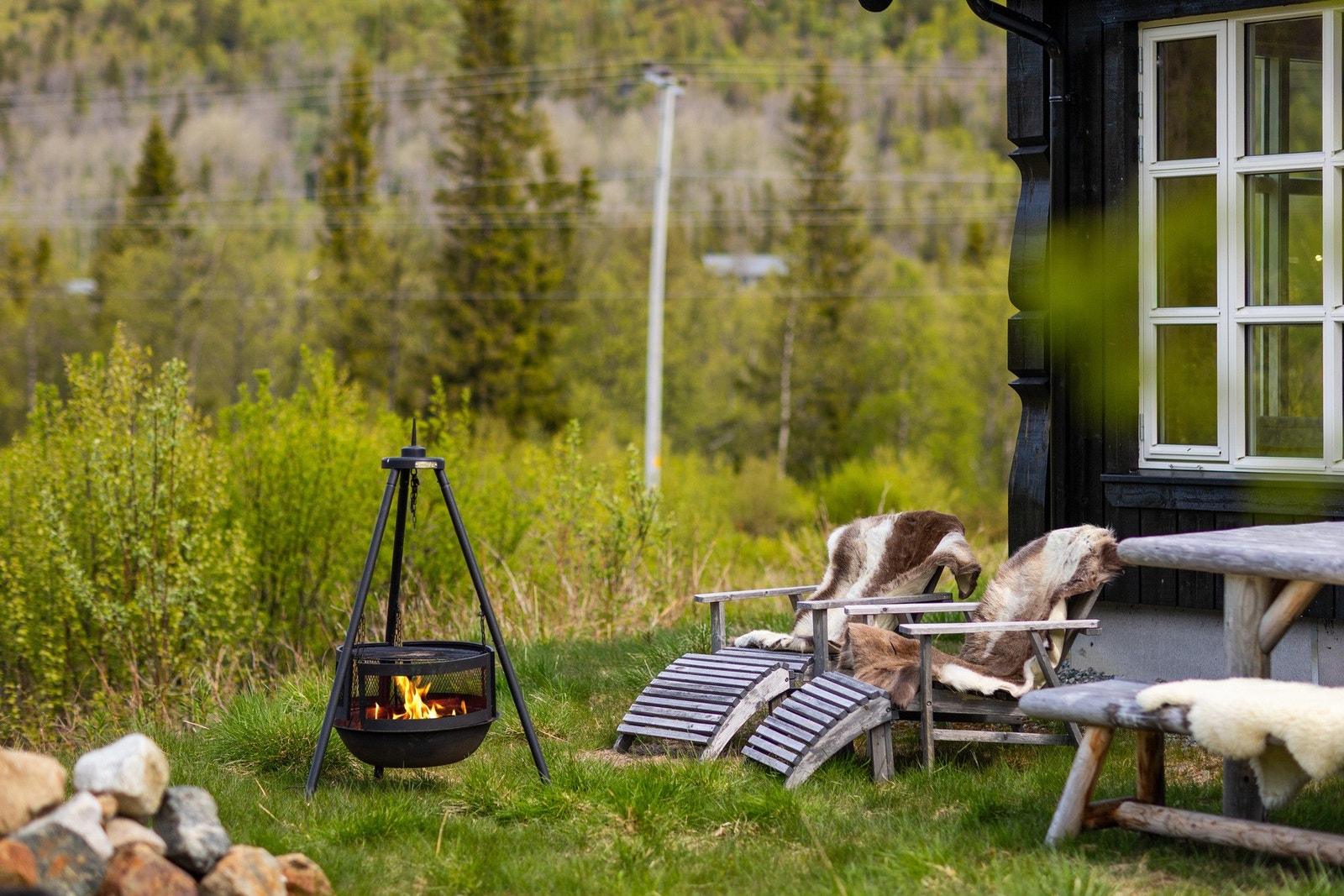 Tomten er delvis skjermet og nærområdet er ypperlig for lek og utforsking Galleribilde