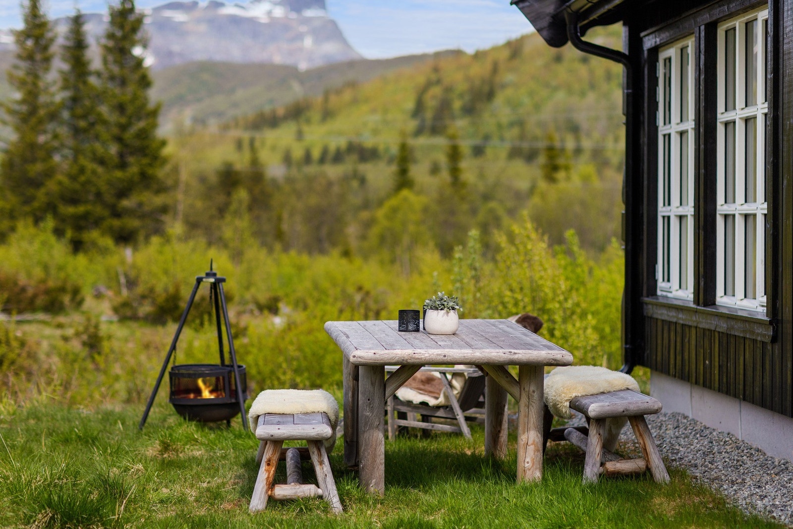 Koselig uteplass hvor man kan høre bekken suse samtidig som man nyter den usjenerte utsikten mot Bitihorn Galleribilde