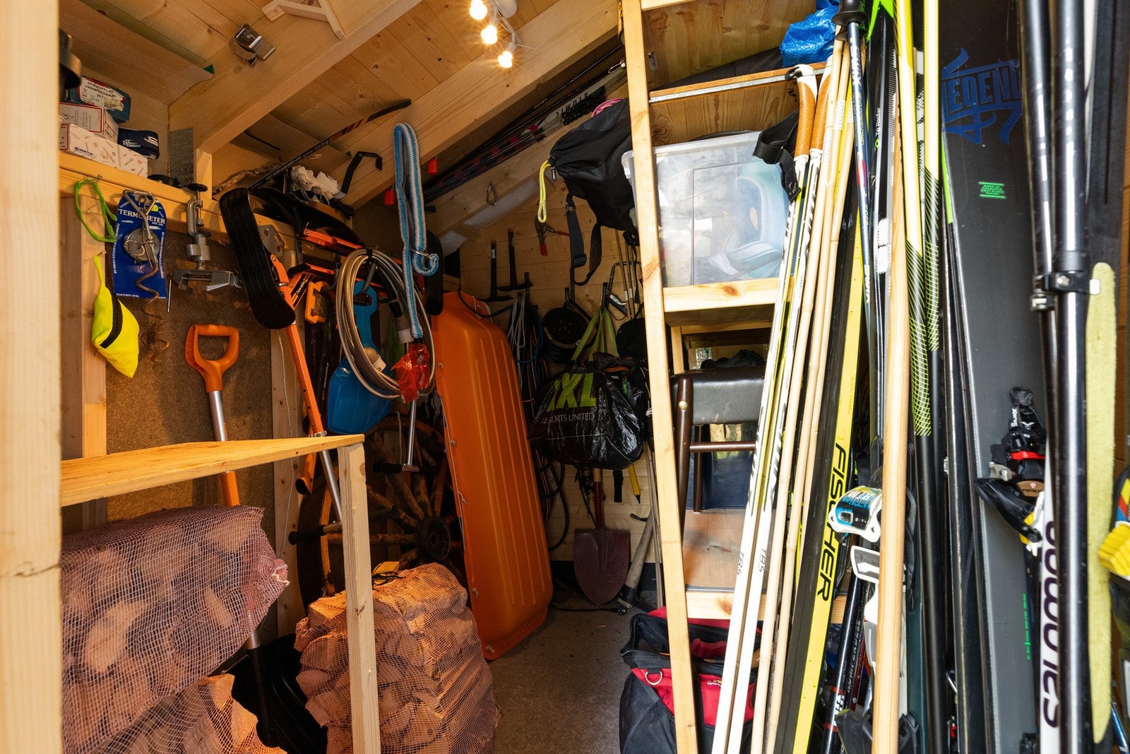 Utvendig bod med god lagringsplass av utstyr og redskap Galleribilde