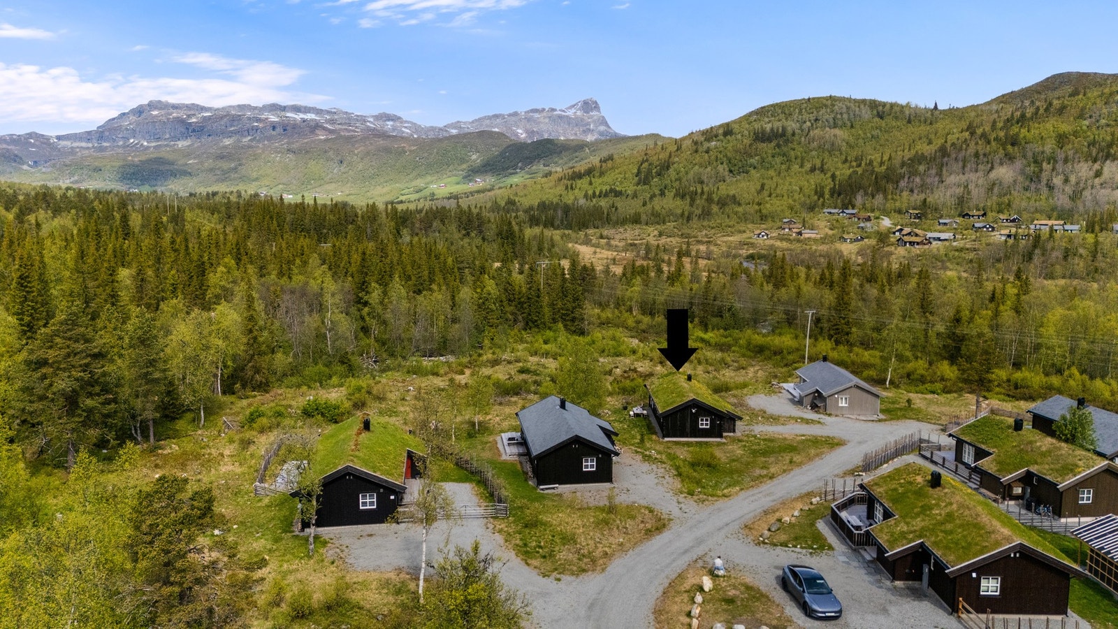 Lett adkomst og parkering. El-bil lader ble installert i 2020 Galleribilde