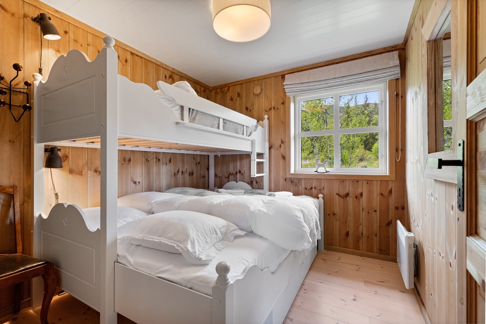 Ett av soverommene har familiekøye med plass til oppbevaringsskuff under Galleribilde