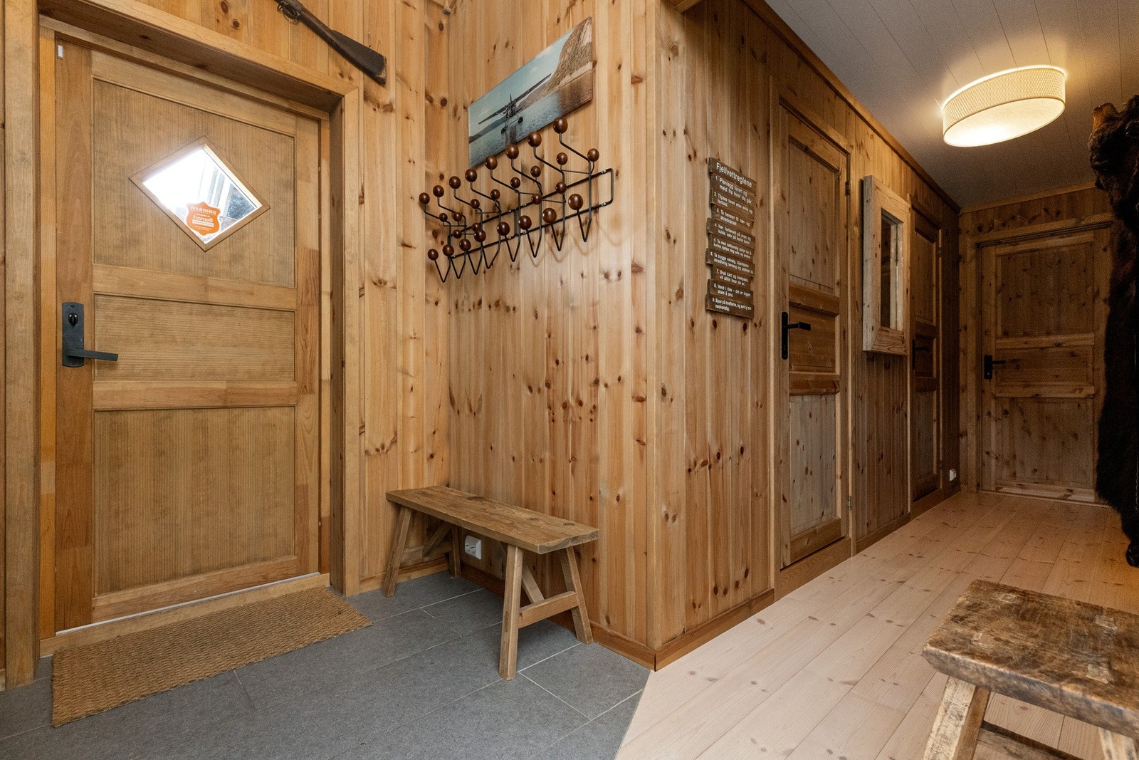 Del av gang har fliser og varmekabler Galleribilde