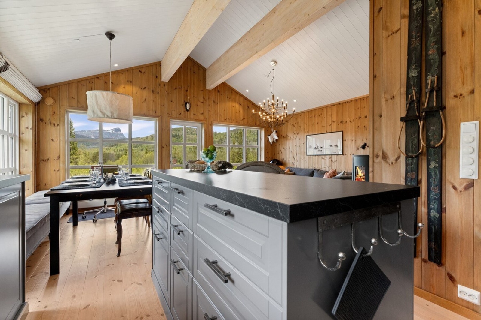 Det ble montert en ekstra bærebjelke som gjorde det mulig å flytte litt på en vegg og få en kjøkkenøy med god oppbevaringsplass, noe som gjorde kjøkkenet større og bedre å jobbe på Galleribilde