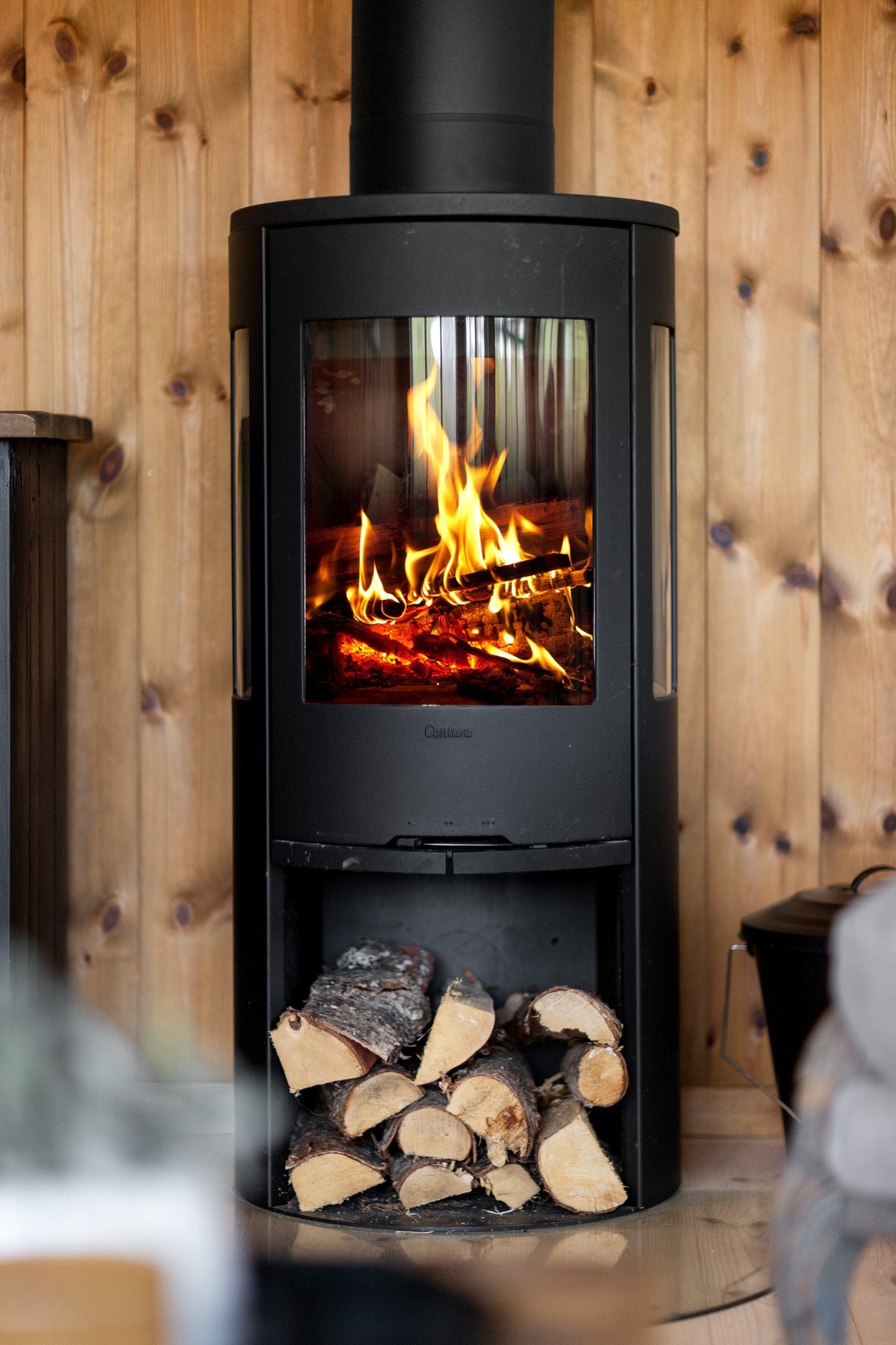 Peisovnen gir god og langvarig varme, og ekstra god stemning med synlige flammer Galleribilde