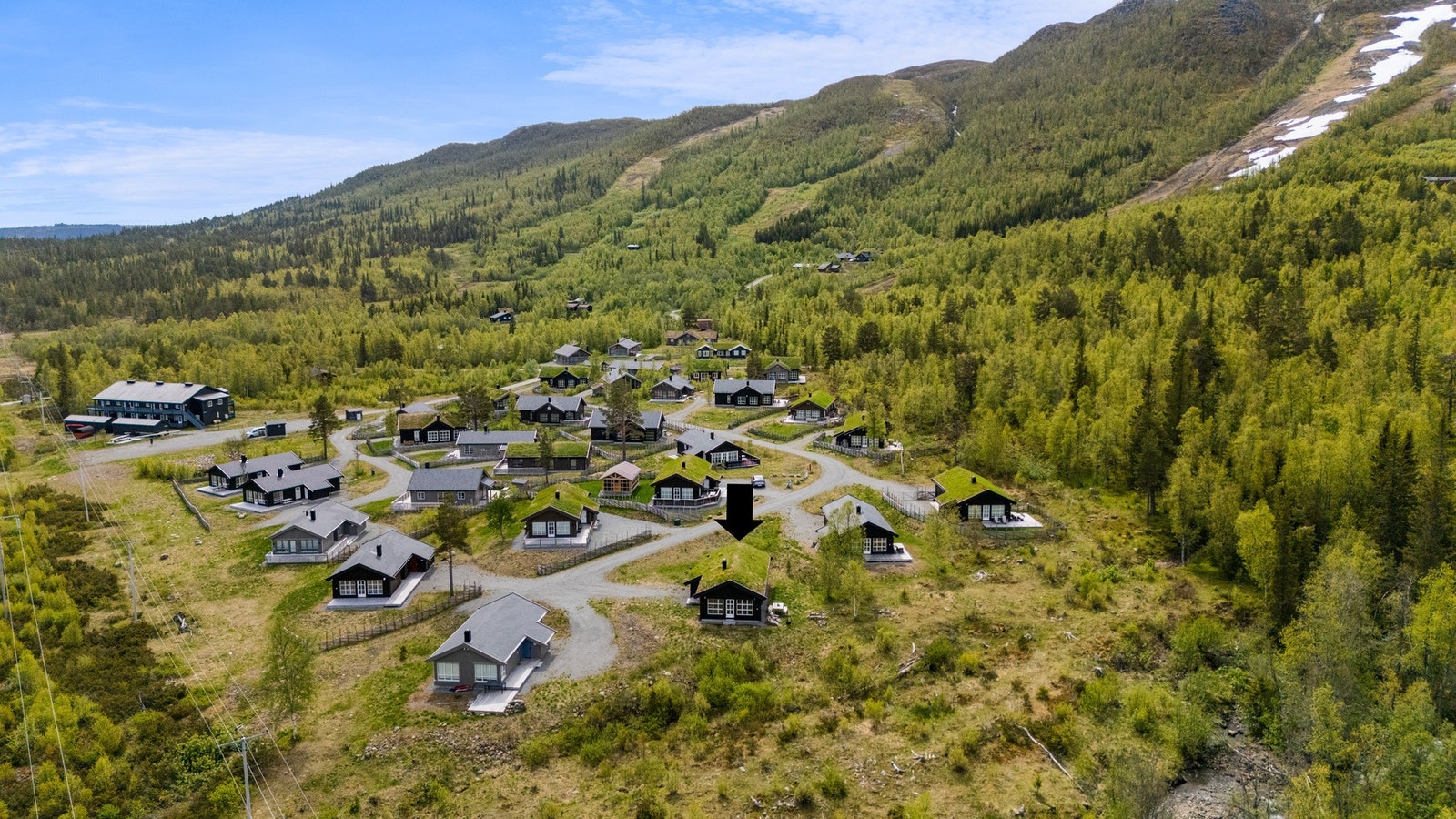Eiendommen ligger i Vang kommune ved alpinsenteret Raudalen, nær grensen til Øystre Slidre kommune. Hytta ligger i enden av hyttefeltet Galleribilde