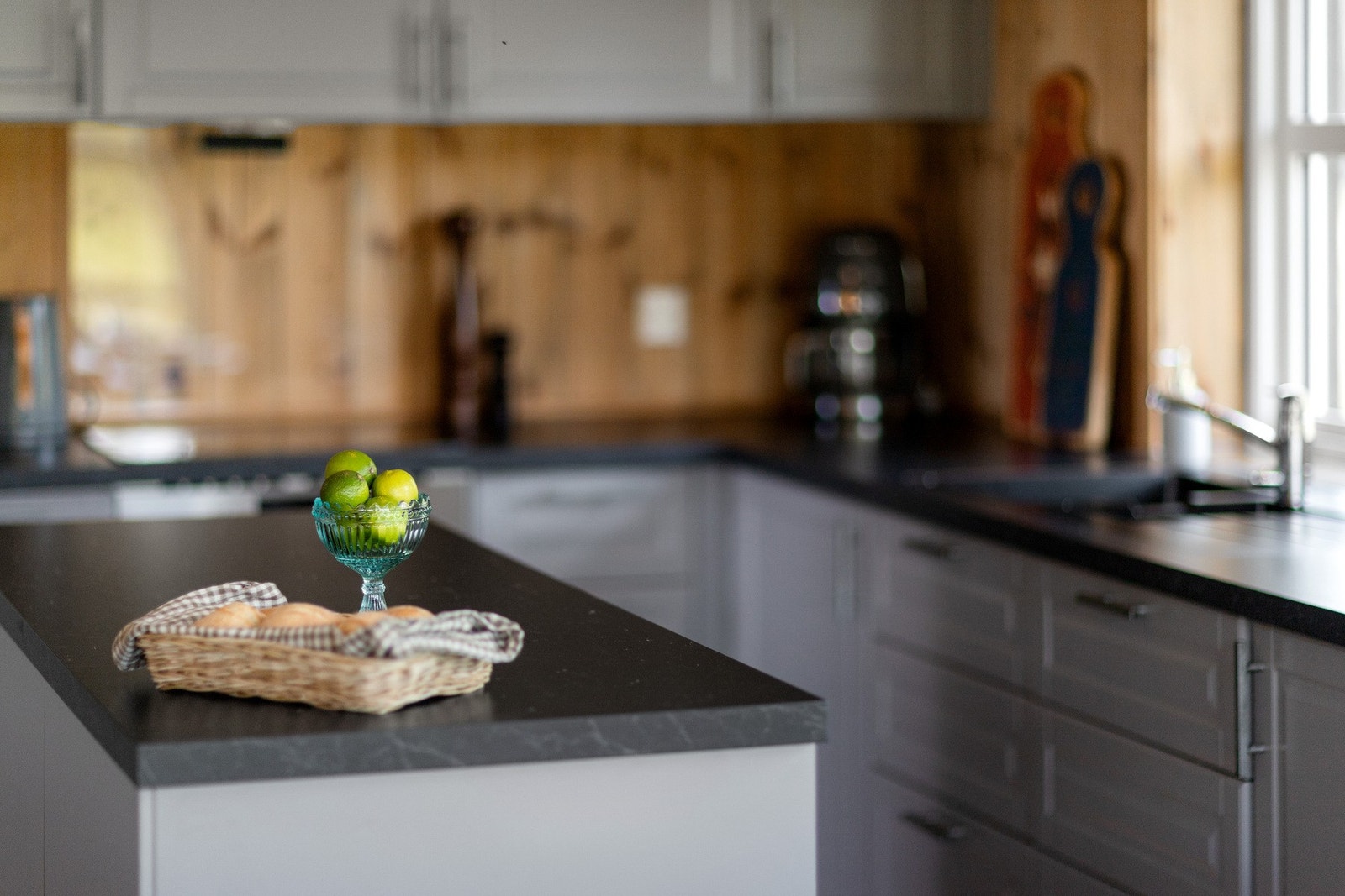 Kjøkkeninnredningen er gråmalt med håndtak som er i samme fargeutførelse som benkeplaten.
Integrerte hvitevarer som stekeovn, platetopp, oppvaskmaskin og kjøl/frys i høyskap Galleribilde