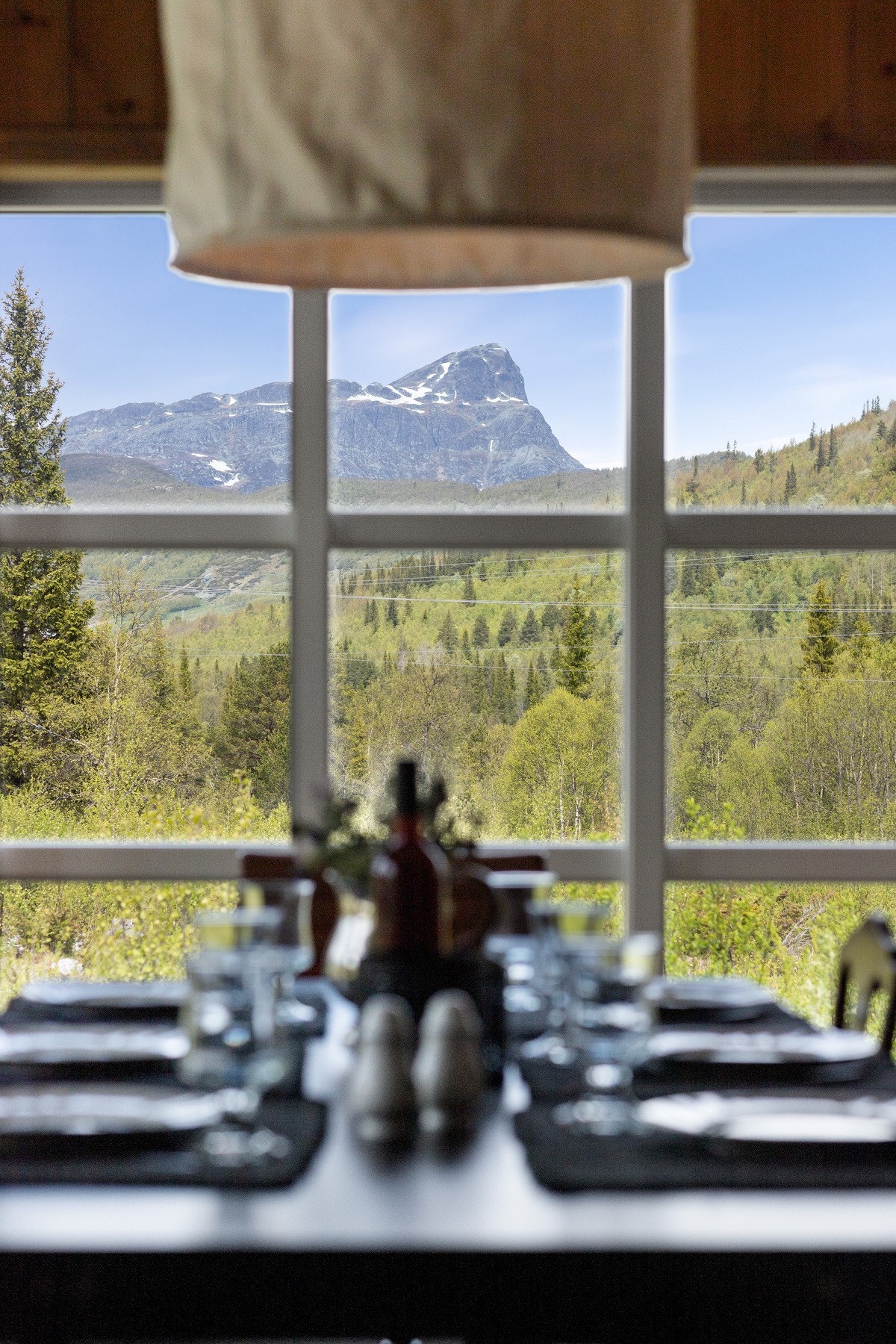 Lange måltider er viktig på hytta. På sommeren er solnedgangen ved Bitihorn et nydelig skue Galleribilde