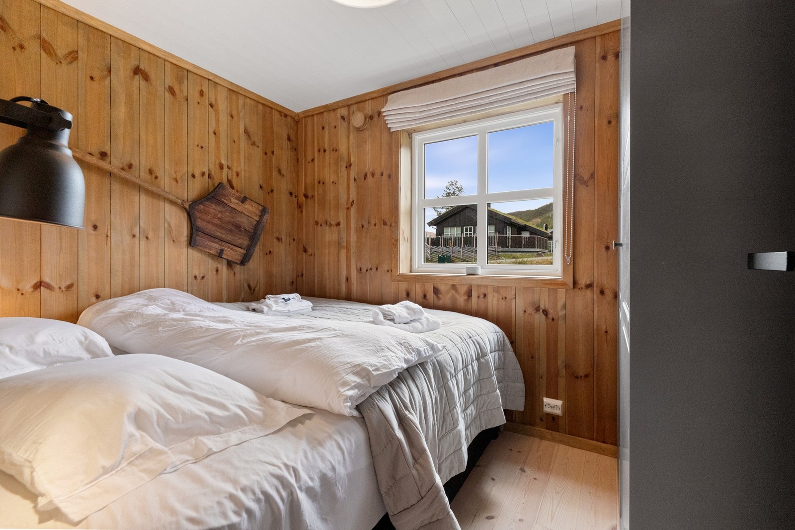 Soverom med dobbeltseng har skap Galleribilde