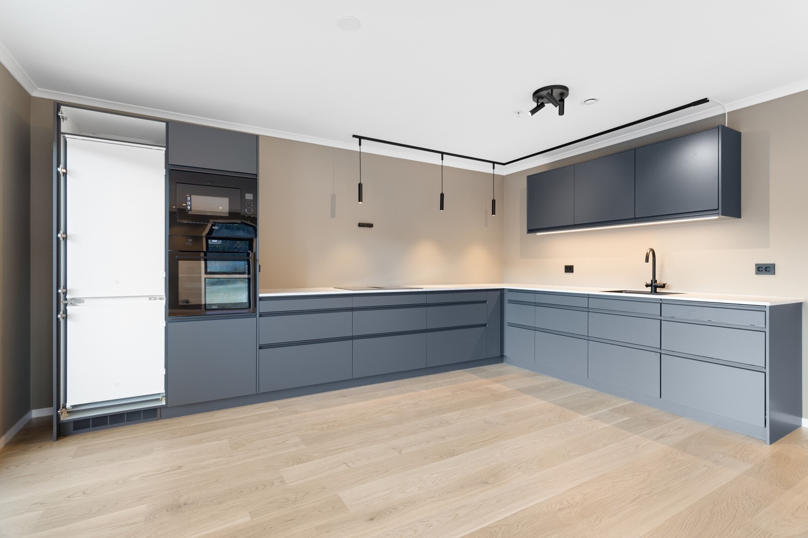 Delikat kjøkken med integrerte hvitevarer. (det vil bli montert front på kjøleskapet) Galleribilde