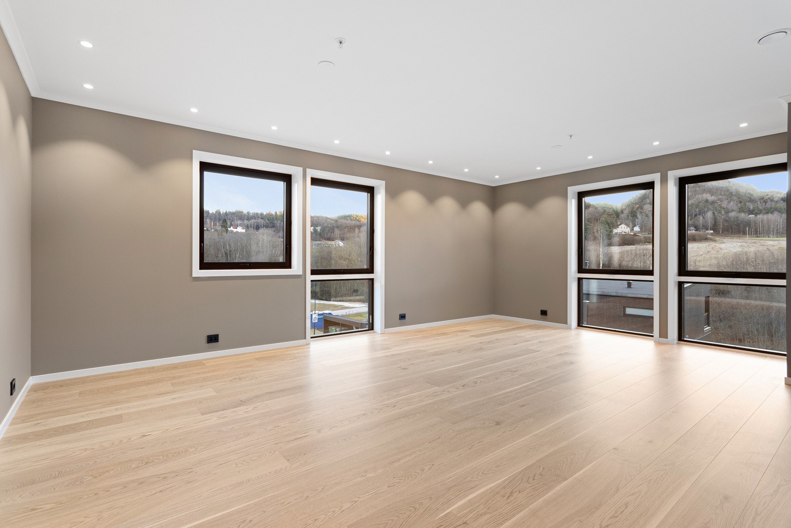 Det er gjort vesentlige oppgraderinger gjennom tilvalg. F.eks. spotter i taket. Galleribilde