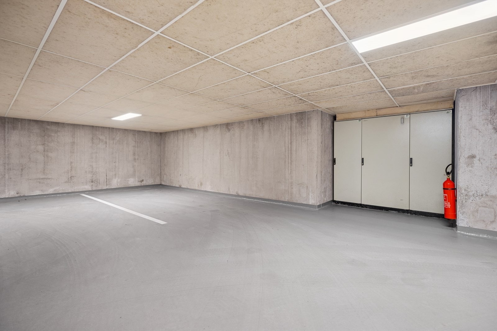 Det medfølger én plass i felles garasjeanlegg. Mulig å koble opp elbil-lader. Galleribilde