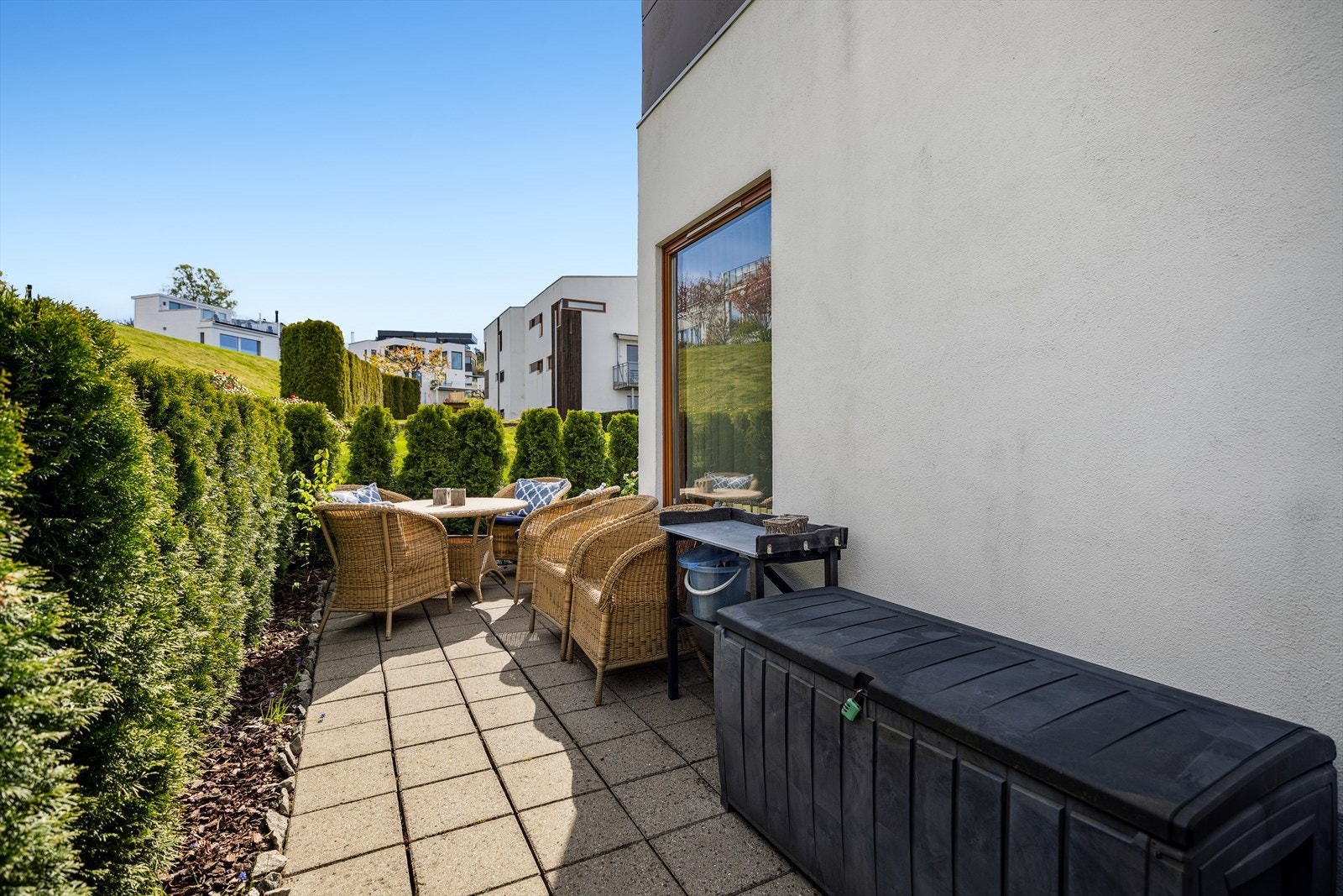 Det er plass til flere møbleringssoner på terrassen. Galleribilde