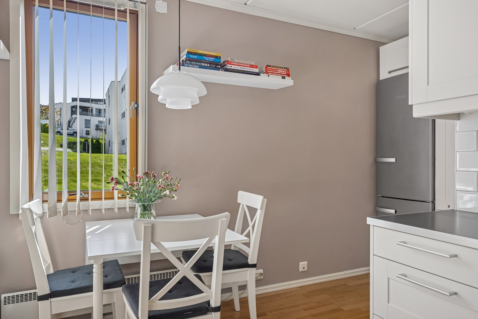 Det er plass til spisebord mellom stuen og kjøkkenet. Galleribilde