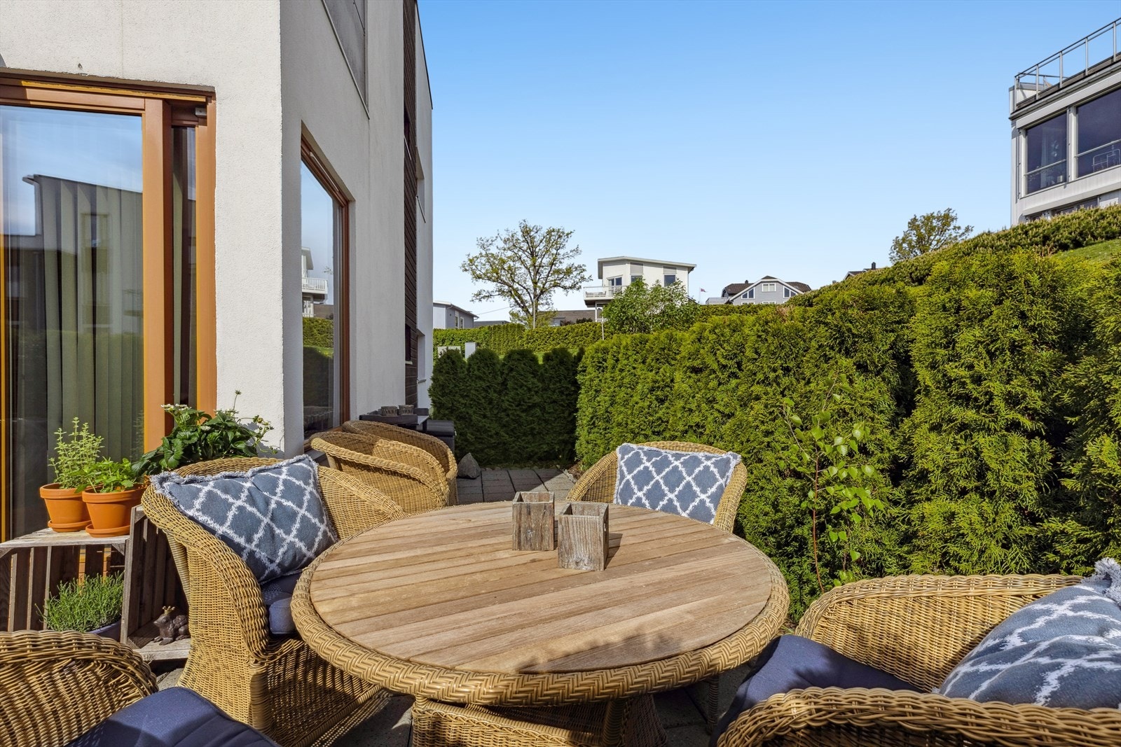 Fra stuen er det utgang til en herlig terrasse. Galleribilde