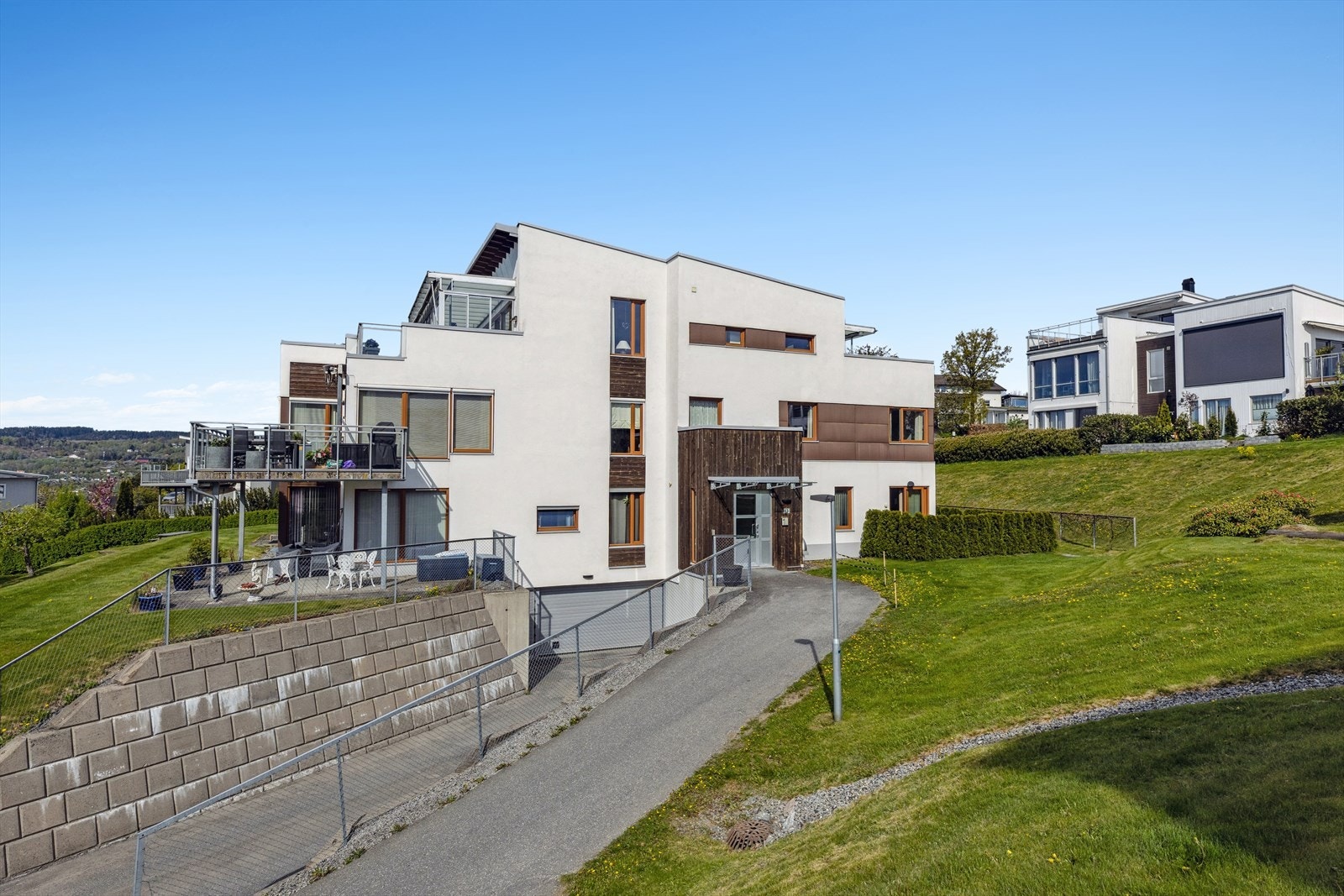Innkjørsel til garasjeanlegget i underetasjen. Galleribilde