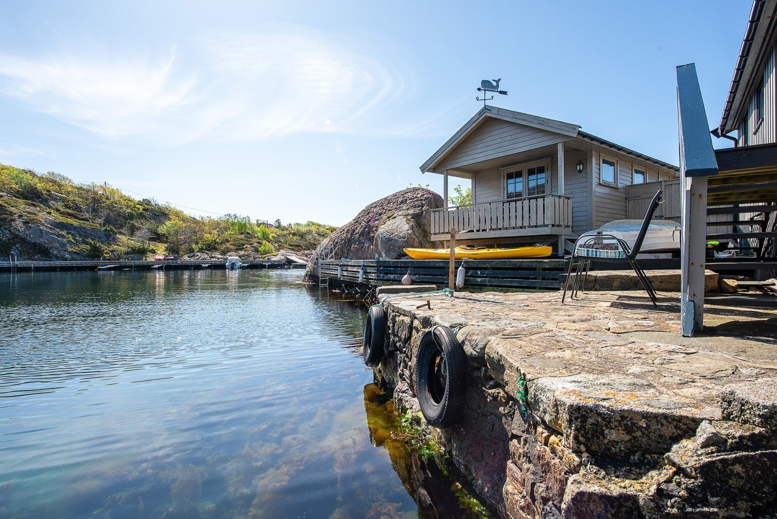 Idyllisk sjøeiendom med egen strandlinje og brygge. Naturskjønn beliggenhet med vakker utsikt og nærhet til kystens herligheter. Galleribilde