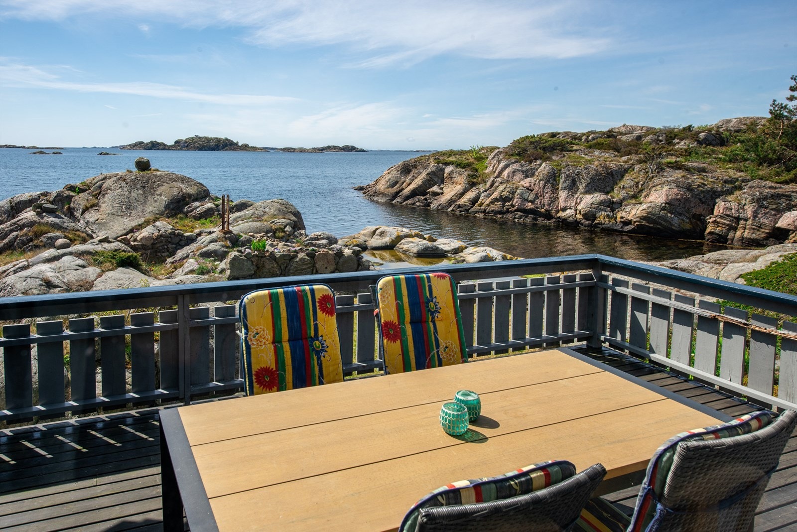 Nyt fantastisk havutsikt fra denne flotte terrassen. Perfekt for rolige stunder i naturskjønne omgivelser. En sjelden perle ved kysten. Galleribilde