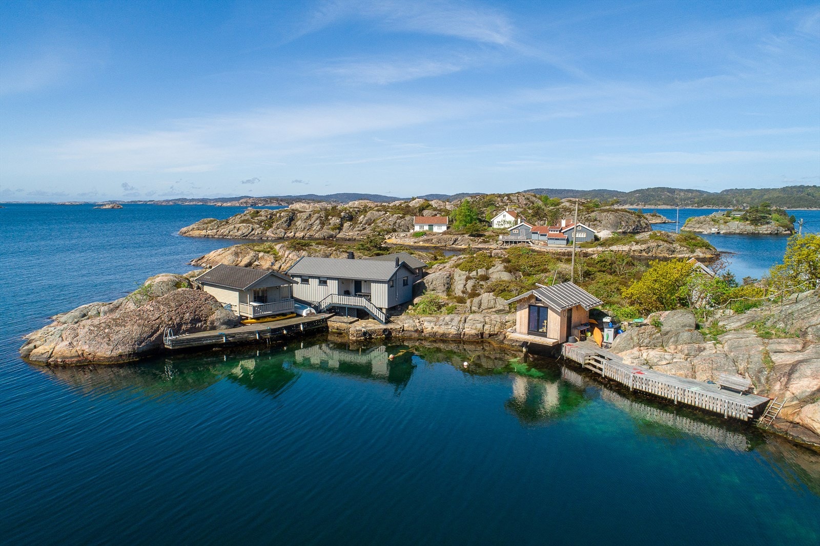 Eiendomsmegler Norge v/ Jon A Røsstad presenterer Borøya 72. En unik strandeiendom med fantastisk utsikt, idyllisk beliggenhet på svabergene, perfekt for ro og naturopplevelser ved vannkanten. Galleribilde