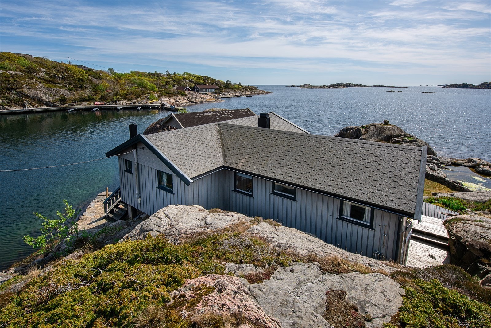 Strandeiendom med nydelig sjøutsikt. Perfekt for fredelige stunder i naturen. Unik beliggenhet! Galleribilde