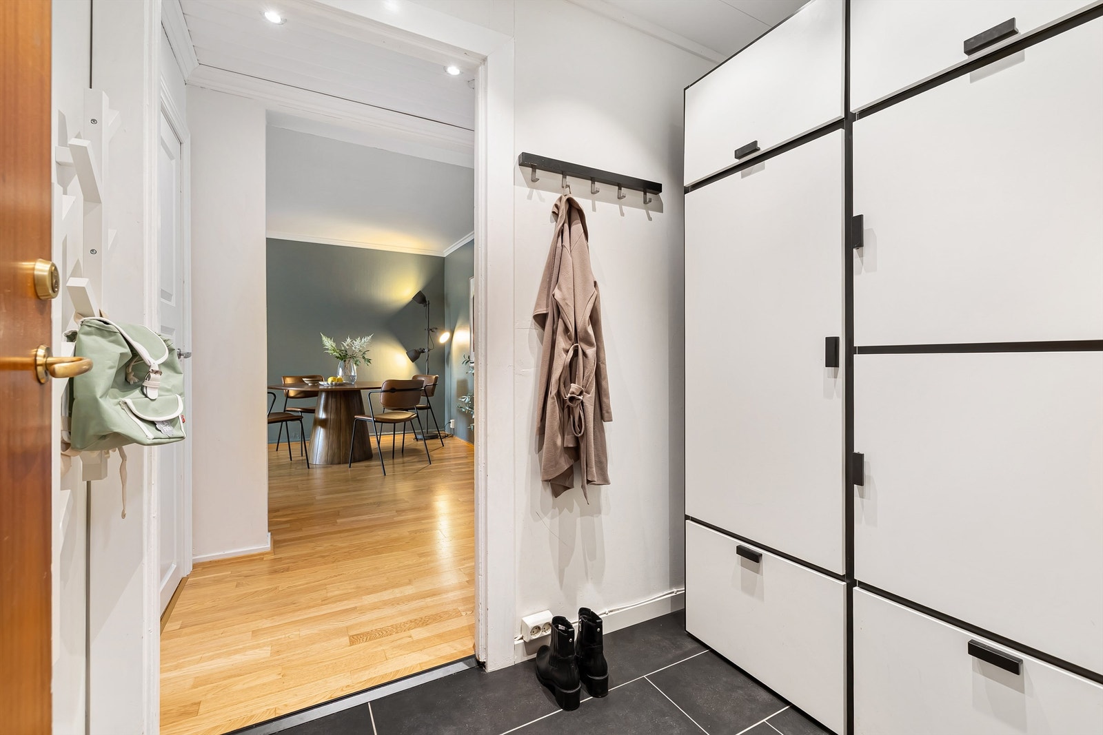 Innbydende entré med garderobeskap og oppheng for ytterklær. Galleribilde