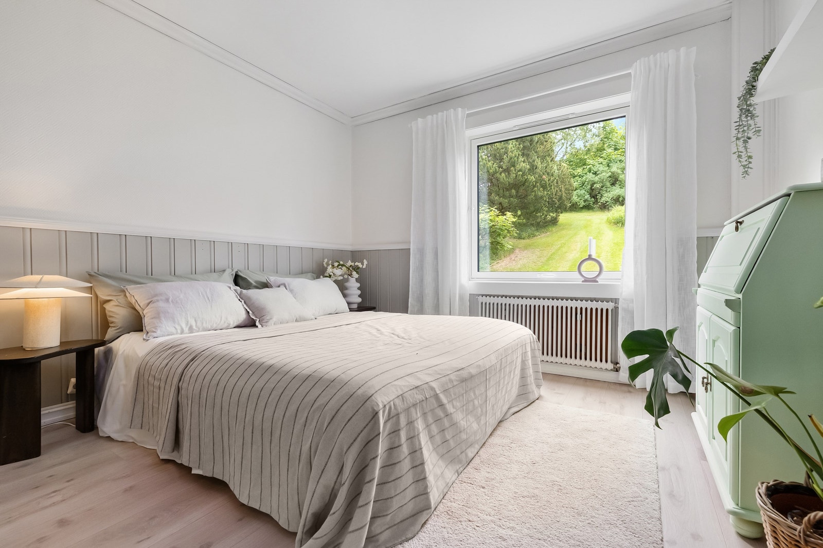 Romslig hovedsoverom med stor skyvedørsgarderobe og plass til dobbeltseng med tilhørende nattbord. Galleribilde