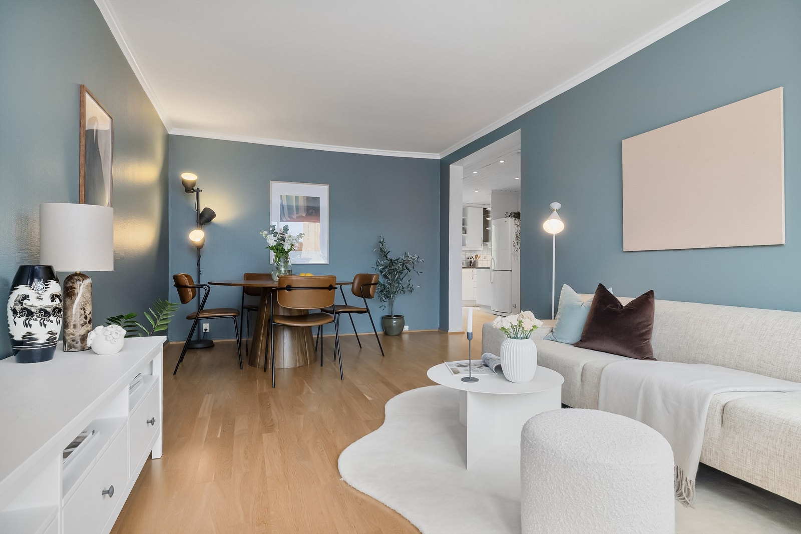 Balkongen ble sammen med fasaden pusset opp i 2025. Da ble også vinduene og balkongdøren byttet. Galleribilde