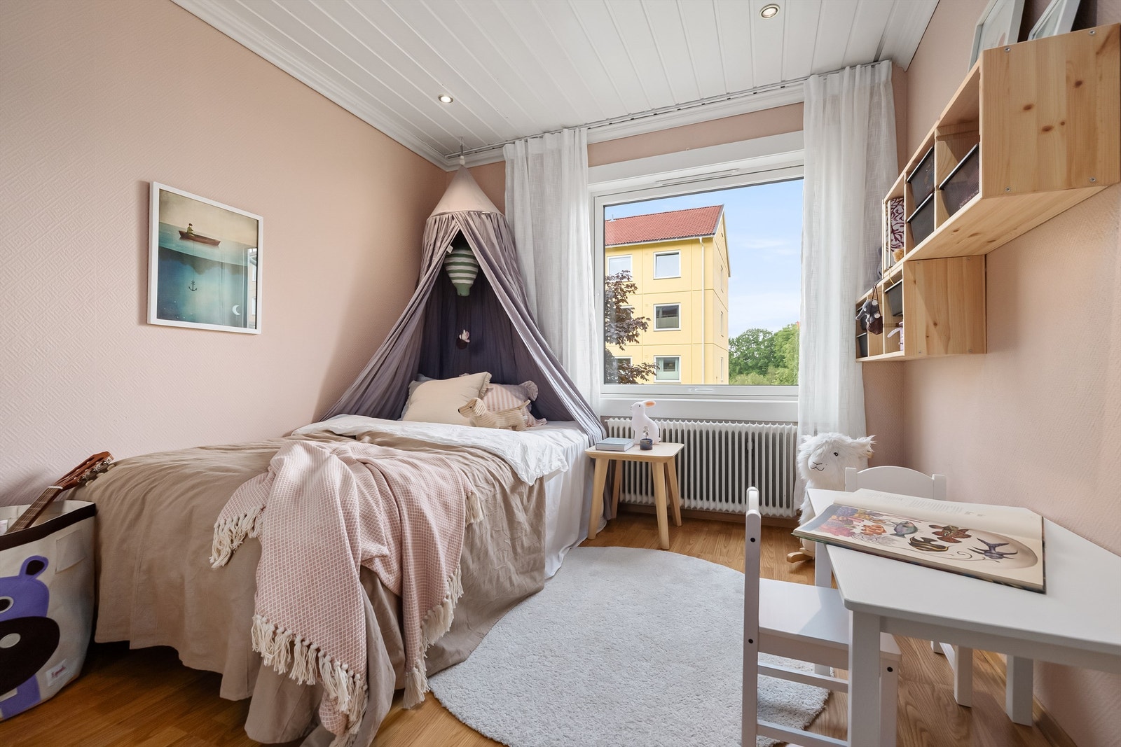 Boligens andre soverom er også av god størrelse og passer perfekt som barnerom, gjesterom eller kontor. Galleribilde