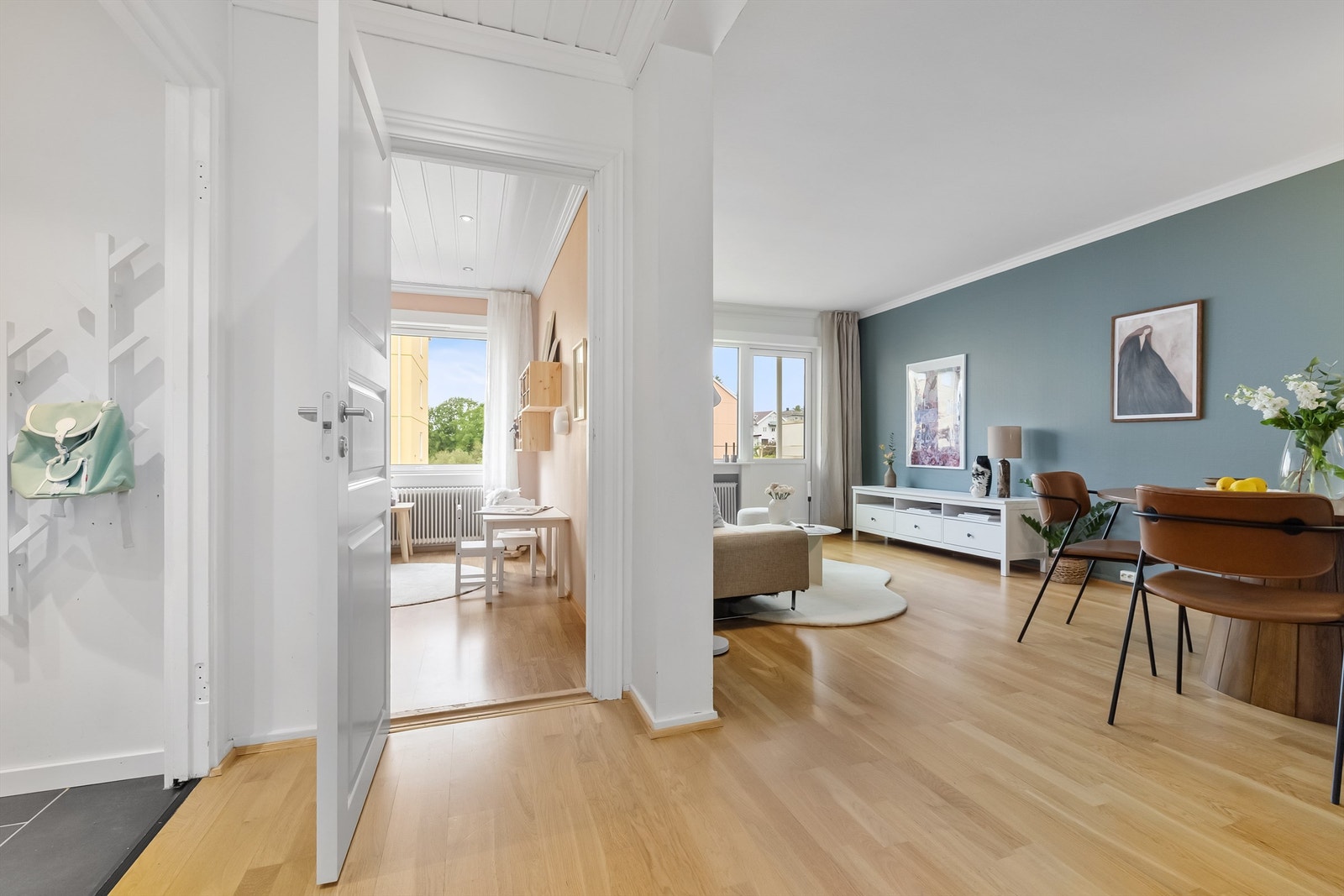 Boligen har en god planløsning som bidrar til en lys og luftig atmosfære. Galleribilde