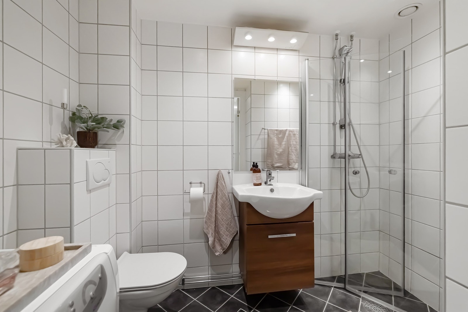 Delikat flislagt bad med gulvvarme, pusset opp i regi av borettslaget i 2009. Galleribilde