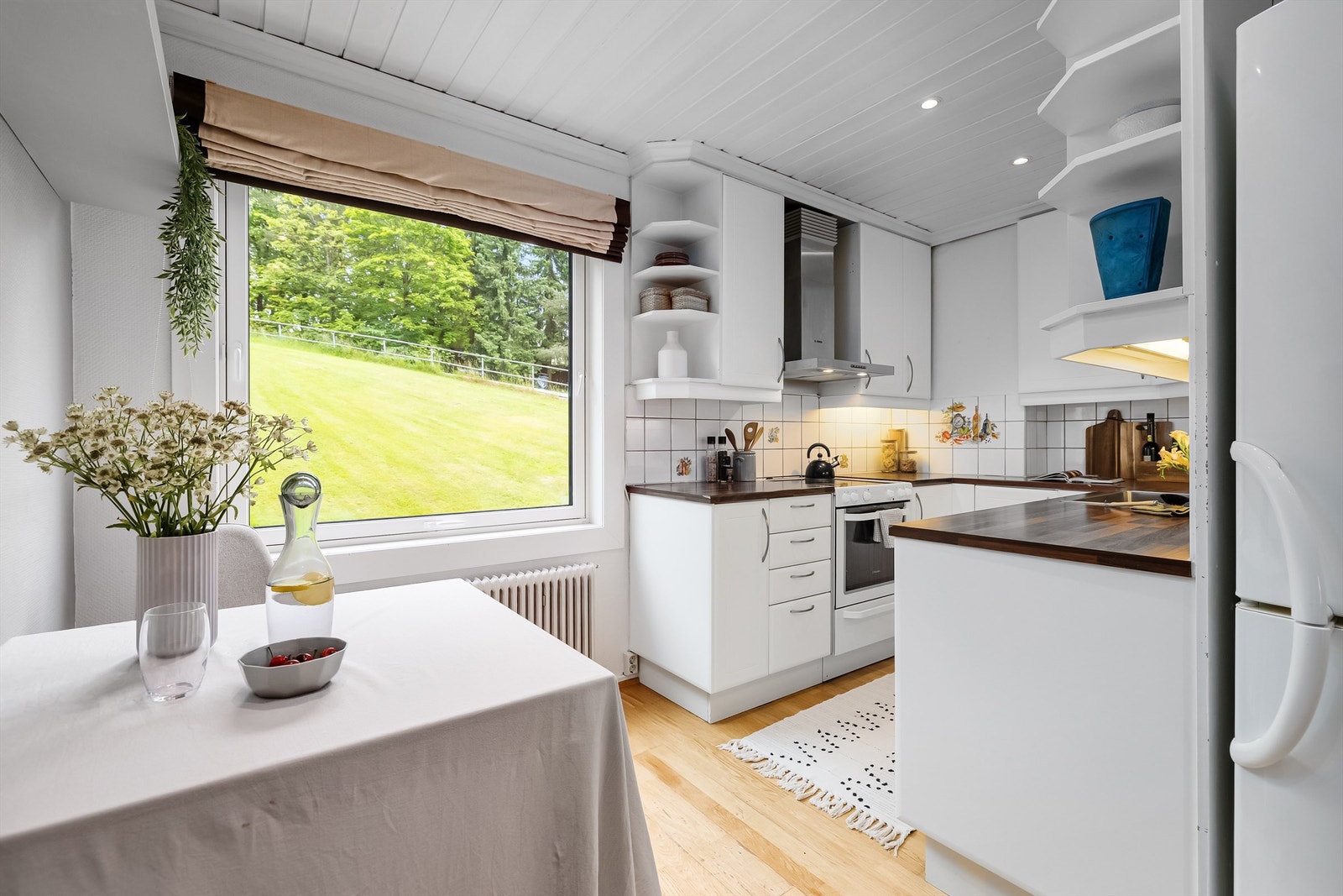 Delvis åpen kjøkkenløsning med kjøkken fra 2013. Galleribilde