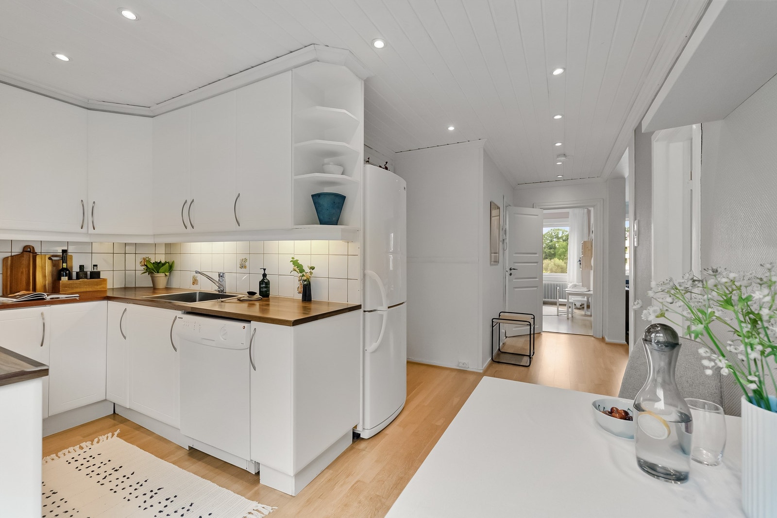 Hvitevarene består av kjøleskap med frysedel, oppvaskmaskin, komfyr med induksjonstopp samt ventilator med kullfilter. Det er montert automatisk vannstopper. Galleribilde