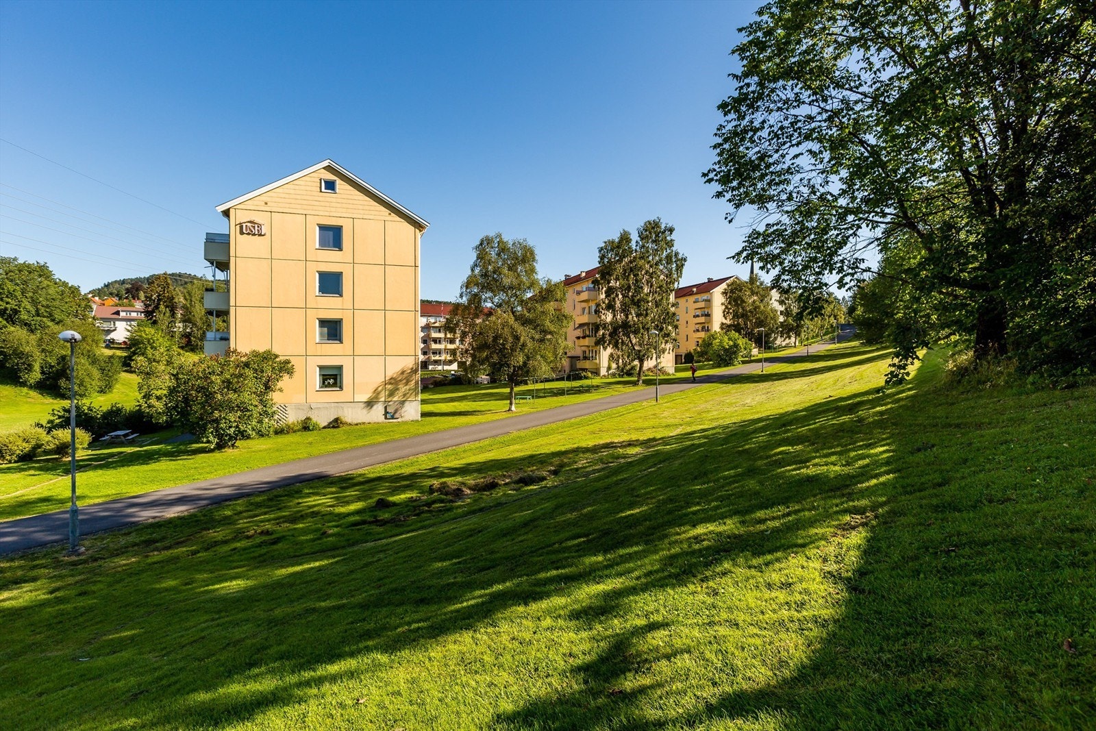Tomten til borettslaget består av flere hyggelige grøntområder, lekeplasser m.m. Galleribilde