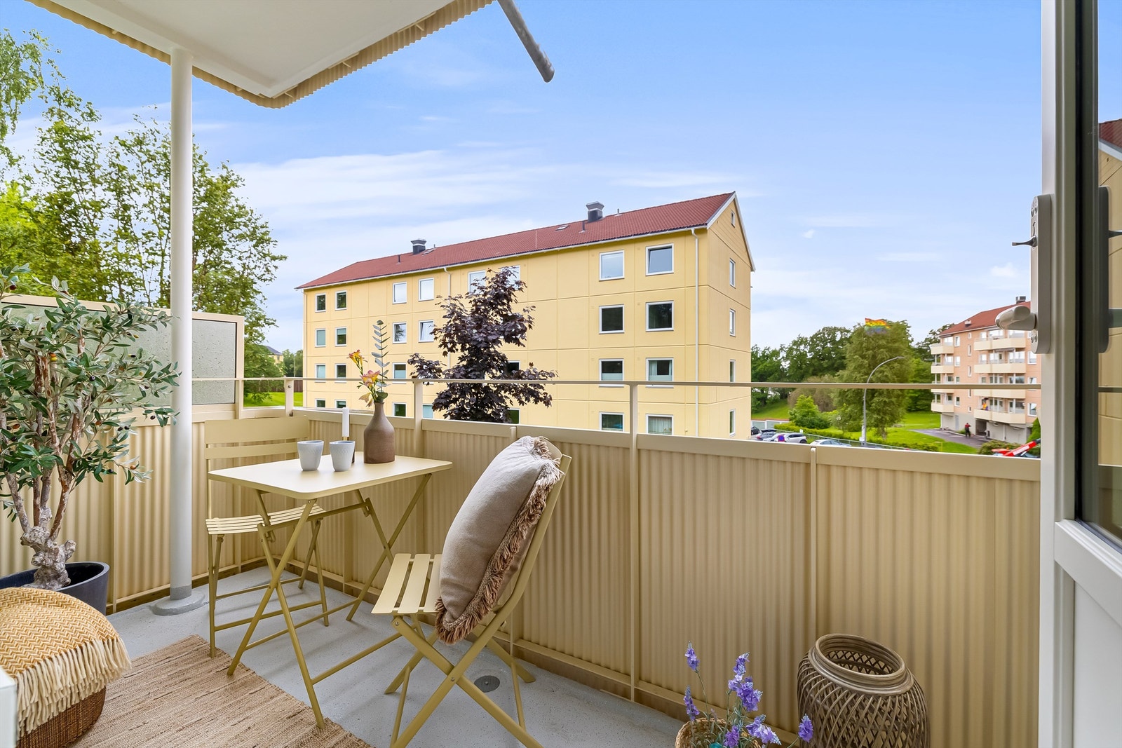 En gjennomgående 3-roms med vestvendt balkong. Høy 1. etasje. Galleribilde