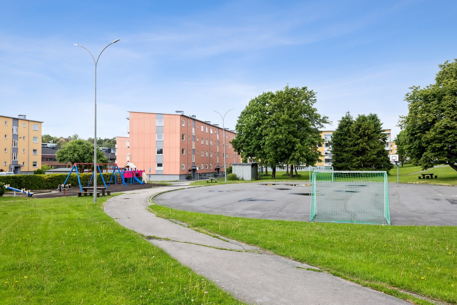For barna uteområde blitt oppparbeidet med fotballbane, lekeplass og sittegrupper. Galleribilde